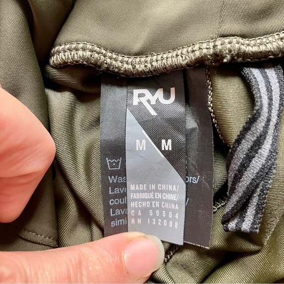 Rare RYU Made in Vancouver cropped yoga tights khaki green medium like lululemon - Picture 4 of 8